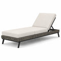 Chaise longue en métal et résine tressée beige